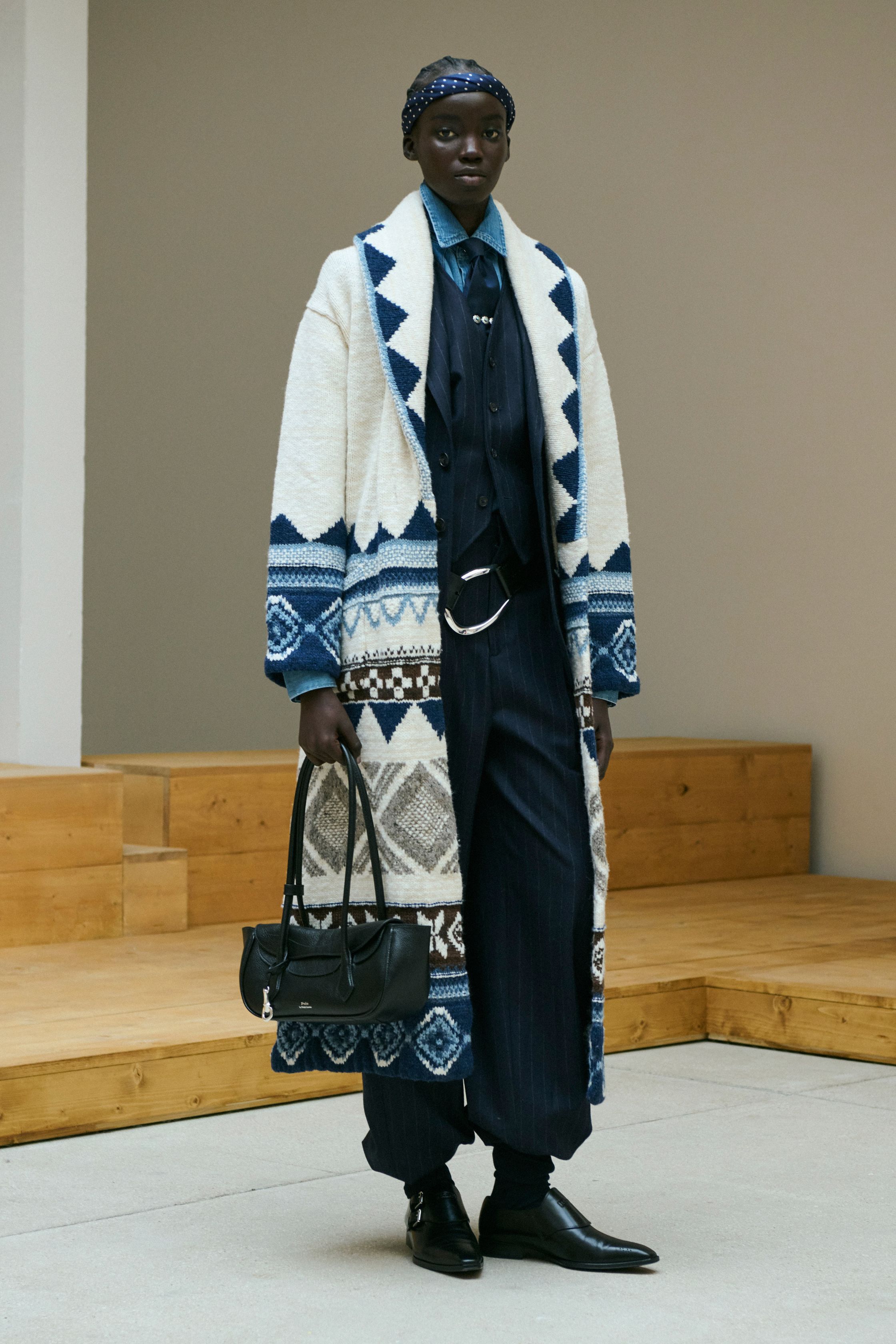 Polo Ralph Lauren在2026秋冬系列中继续演绎经典美式风格，通过西部元素、学院风与复古剪裁构建标志性的品牌衣橱。牛仔外套、格纹大衣与皮革夹克营造出浓厚的美国西部氛围，而宽松西装与羊毛外套则带来都市优雅。帽子、皮带与流苏细节强化复古气质，使整个系列呈现出典型的Ralph Lauren式美式浪漫-顽石频道趋势研究